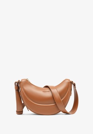 Tan lædertaske med buet design, der har lynlåslukning og justerbar rem. Glat tekstur, minimalistisk brandingdetalje.