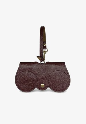 Porte-clés en cuir bordeaux avec finition texturée, bords arrondis, deux compartiments ronds et une fermeture à pression dorée. Comprend une lanière pour le poignet.