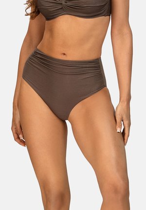 Kobieta nosząca brązowe bikini z wysokim stanem i marszczonymi bokami, pokazana od talii do górnej części ud na białym tle.