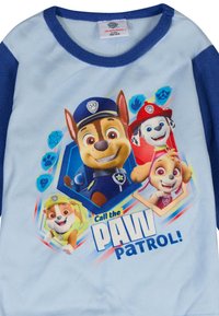 Maglietta a manica lunga in fleece azzurro chiaro con maniche blu, con personaggi e testo di "Paw Patrol", texture liscia e grafica colorata.