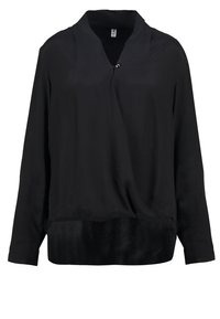 Blusa nera a maniche lunghe con fronte drappeggiato, chiusura con singolo bottone metallico e orlo morbido e testurizzato.