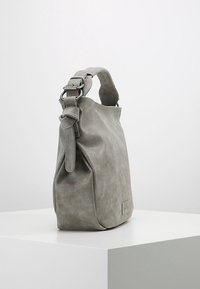 Grijze leren schoudertas met een zachte textuur, brede opening en verstelbare schouderband. Heeft een subtiele logo aan de zijkant.