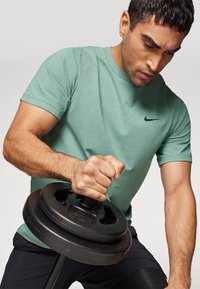 Nike Performance HYVERSE - T-skjorte til trening - bicoastal/black