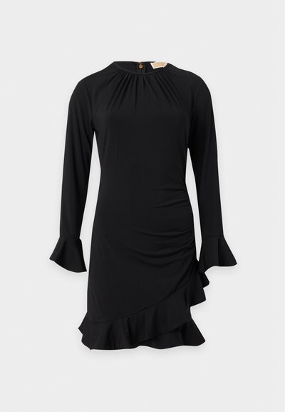 Robe noire à manches longues avec poignets volantés et ourlet volanté asymétrique, avec un détail froncé au col rond et un froncé latéral.