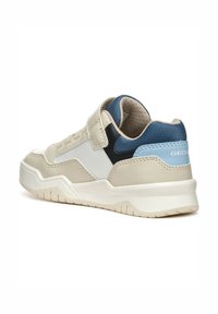 Sneaker beige e navy con tomaia in mesh testurizzato e pelle, dotata di collarino imbottito, fascia in velcro e suola in gomma. Logo GeoX sul tallone.