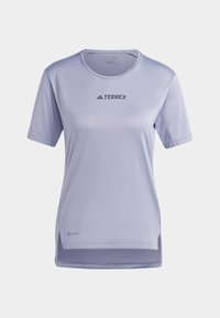 Korte mouw lavendel sportshirt van vochtafvoerende stof, met het zwarte "TERREX" logo, ronde halslijn en zijventilatie.