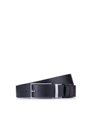 Cinturón de cuero negro con un acabado texturizado, que presenta una hebilla de metal plateado y un acento marrón en la correa. Diseño simple y funcional.