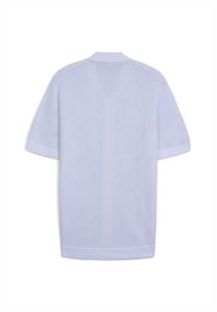 Kurzarm, hellblaues Polohemd aus Netzstrickstoff; mit klassischem Kragen und gerippten Bündchen und Saum.