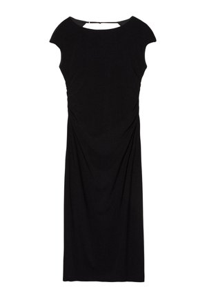 Rochie neagră, cambrată, până la genunchi, cu mâneci scurte tip capă și talie ușor drapată, având o mică decupare la spatele gâtului.