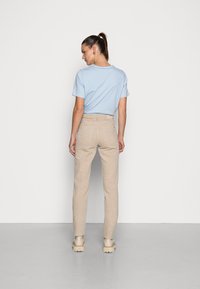 Tommy Hilfiger NEW CLASSIC STRAIGHT - Calças de ganga de perna direita - beige