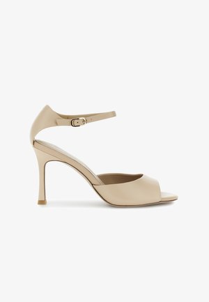 Beige avokkaat, joissa on avoin varvas, sulavalinjainen ranneluomus, sileä nahkamateriaali ja hoikka korkea korko.