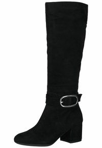 Botas de ante negras hasta la rodilla con tacón cuadrado. Presentan una cinta ancha y un detalle de hebilla metálica. Textura suave y forma de punta afilada.