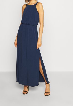 Marineblå maxikjole med halterneck-design, elastisk talje og sideslids. Fremstillet af blødt stof med let strukturerede remme.