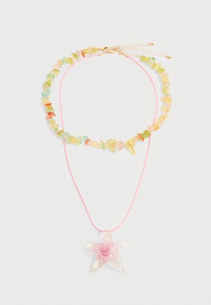 Deux colliers : l'un avec des perles brutes multicolores et une fermeture en or, l'autre un cordon rose avec un pendentif translucide en forme d'étoile portant une fleur rose.