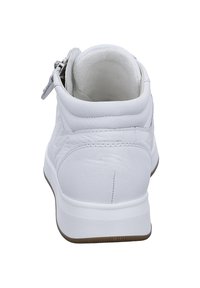 Weiße Ledersneaker mit gepolstertem Kragen, seitlichem Reißverschluss, strukturiertem Design und einer leicht erhöhten weißen Gummisohle.