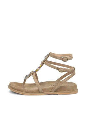 Beige platte sandaal met twee enkelbandjes met gespen, een teenlus en decoratieve meerkleurige kralen en juwelen langs de verticale band.