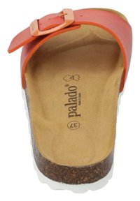 Sandalo in pelle arancione con cinturino a fibbia, soletta in sughero e suola bianca. Presenta una texture liscia e un design minimalista.