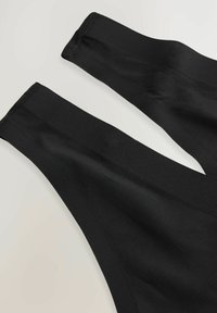 Čierne látkové rukávy s hladkým povrchom a rebrovanými detailmi na vrchu. Dizajn je minimalistický a priliehavý.