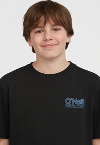 Černé bavlněné tričko s kulatým výstřihem a krátkým rukávem. Na levé části hrudi se nachází modré logo "O'Neill" s textem "Santa Cruz, California, U.S.A.".