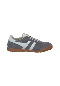 Graue Wildleder-Sneaker mit weißen Streifen, weißen Lederakzenten und einer braunen Gummisohle; verfügt über ein Schnürdesign und eine strukturierte Grifflaufsohle.