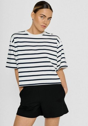 T-shirt rayé avec des lignes horizontales bleu marine et blanches, à manches courtes et coupe décontractée, associé à un short noir. Texture du tissu lisse.