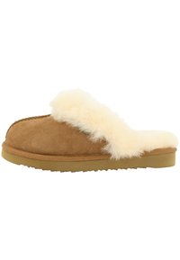 Suède pantoffel met een tan bovenkant, een pluizige romige nepbont kraag en een duurzame rubberen zool met een gestructureerd profiel voor grip.