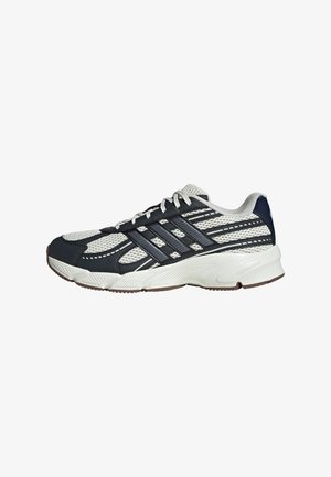 Zapatilla deportiva en azul marino y blanca con parte superior de malla, tres franjas oscuras, suela acolchada y suela exterior de goma texturizada. Diseño ligero.