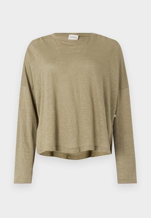 Olivgrünes Langarm-T-Shirt mit lockerer Passform, rundem Ausschnitt und weichem, leichtem Stoff, mit Schlitzdetails am Saum.