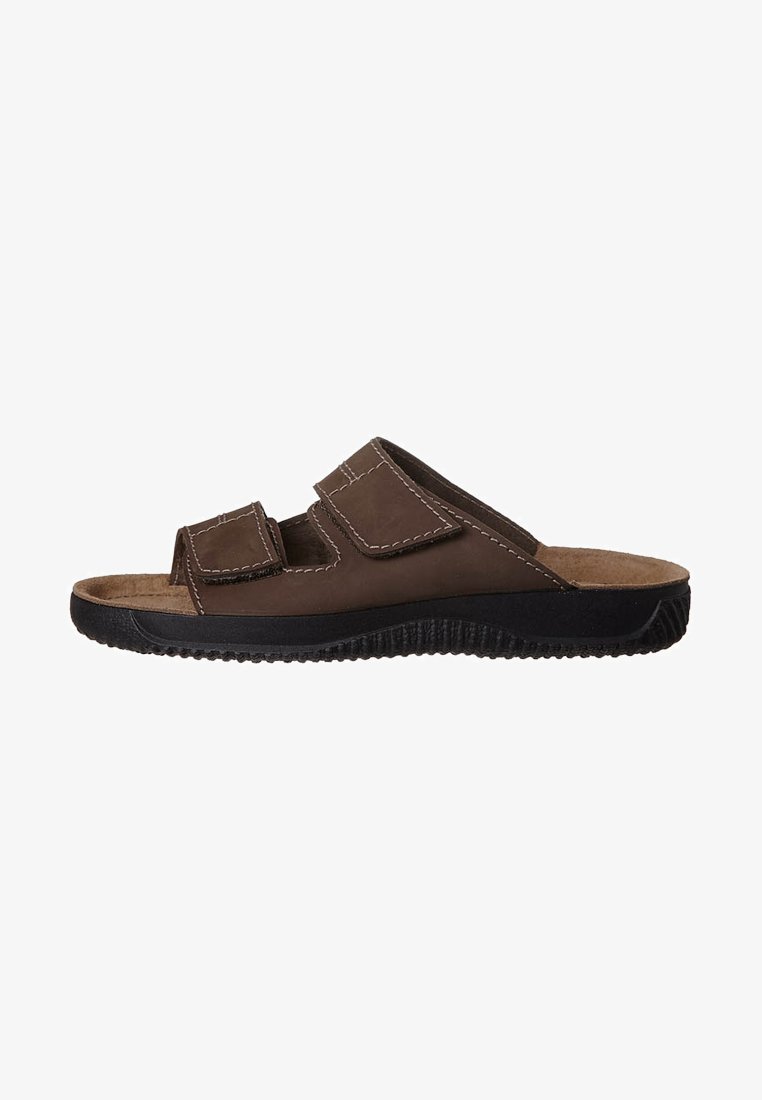 Braune Sandale mit offenem Zehenbereich, zwei verstellbaren Klettverschlüssen und einer schwarzen strukturierten Sohle, seitlich auf einem weißen Hintergrund dargestellt.