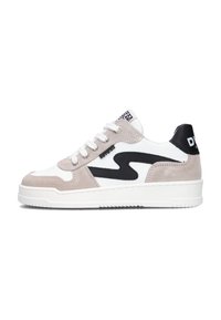 Schnürsneaker mit einem Obermaterial aus weißem Leder, grauen Wildlederakzenten, schwarzem Logo-Detail und einer Gummisohle mit strukturierten Profilmustern.