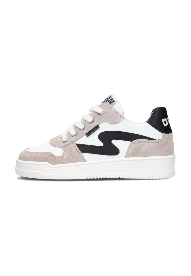 Schnürsneaker mit einem Obermaterial aus weißem Leder, grauen Wildlederakzenten, schwarzem Logo-Detail und einer Gummisohle mit strukturierten Profilmustern.
