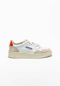Sneaker bianche in pelle con dettagli in suede beige, punta perforata, particolare arancione sul tallone e suola in gomma testurizzata. Logo visibile sul lato.
