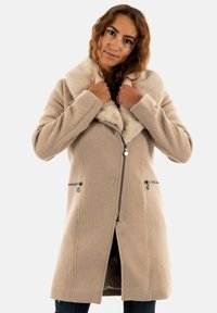 Beige uldfrakke med faux fur-krave, lynlåslukning foran og sidelommer. Den har en skræddersyet form og en glat tekstur.