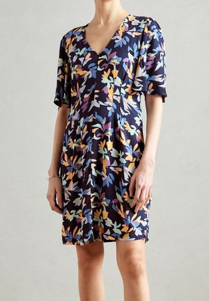 Blumenmusterkleid mit kurzen Ärmeln in Marineblau, das bunte Blättermuster zeigt. V-Ausschnitt, lockere Passform und knielange Silhouette.
