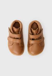 Chaussures en cuir marron pour enfants avec deux sangles Velcro, orteils arrondis et semelles en caoutchouc texturé, dotées d'intérieurs doux et doublés.
