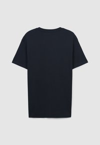 T-shirt di cotone blu navy, a maniche corte, colletto girocollo, design semplice senza loghi o motivi visibili, texture liscia, vestibilità regolare.