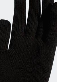 Černá pletená rukavice s ribovanou strukturou, se pěti prsty a těsným střihem, vhodná pro teplo a obratnost.