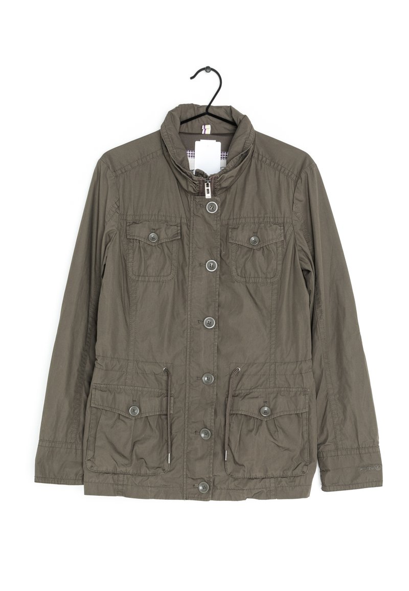 Olivgrön lättviktsjacka med ståkrage, framknappar, två bröstfickor och dragsko i midjan. Slät tygtextur.