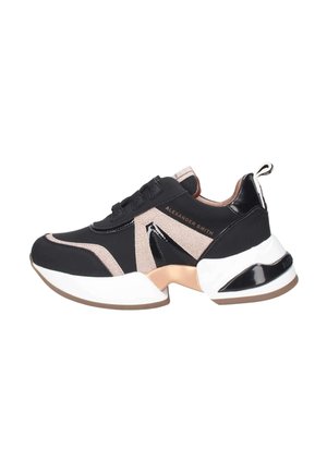 Sneaker neri con dettagli lucidi e metallici in oro rosa, caratterizzati da punta arrotondata, suola bianca spessa e pannelli in tessuto testurizzato.