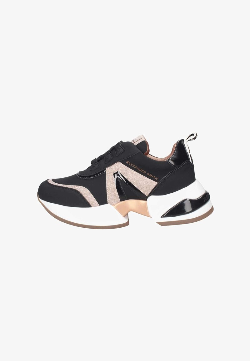 Sneaker neri con dettagli lucidi e metallici in oro rosa, caratterizzati da punta arrotondata, suola bianca spessa e pannelli in tessuto testurizzato.