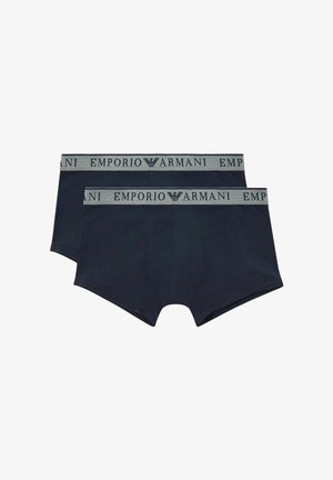 Due paia di boxer neri con fascia in vita grigia con il logo Emporio Armani e l'emblema dell'aquila in lettere nere.