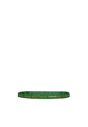 Groene satijnen haarband met een decoratieve rij glanzende kralen langs de lengte.