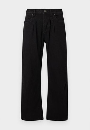 Crne traper hlače opuštenog kroja, s prednjim naborima, kopčanjem na gumbe i patentni zatvarač, te standardnim džepovima. Glatka tekstura.