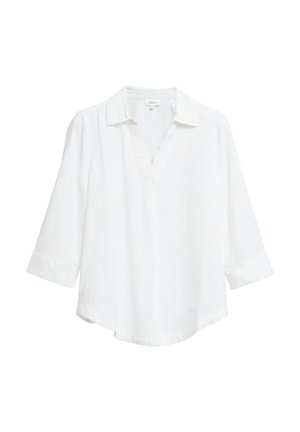 Biała koszula z długim rękawem, kołnierzykiem i wycięciem w kształcie litery V, o luźnym kroju i lekko zaokrąglonym dole.