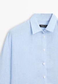 Hellblaues Hemd mit dünnen vertikalen weißen Streifen und klassischem Kragen, flach ausgelegt.