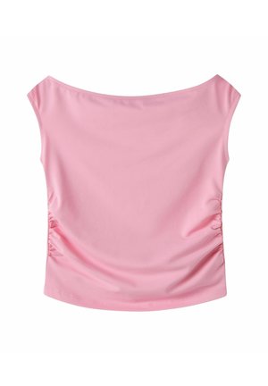 Roze off-shoulder mouwloze top met gerimpelde zijkanten en een rechte zoom, plat getoond op een witte achtergrond.