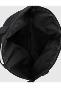 Sac en tissu noir de forme circulaire, avec fermeture éclair et un intérieur spacieux. Texture lisse, design simple, sans poches ni éléments métalliques visibles.