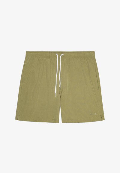 Olijfgroene zwembroek, lichtgewicht materiaal, elastische tailleband met witte trekkoord, zijzakken en een klein geborduurd logodetail.