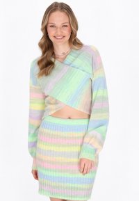 Pastellgestreiftes Strickpullover- und Rockset mit Wickeldesign. Weiche Textur, lange Ärmel und gerippte Akzente. Die Farben umfassen Grün, Pink und Blau.