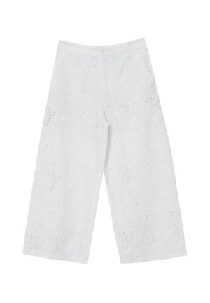 Weiße weit geschnittene Hosen aus strukturiertem Stoff, der über das Material hinweg mit komplexen Mustern und Ausschnittdesigns versehen ist.